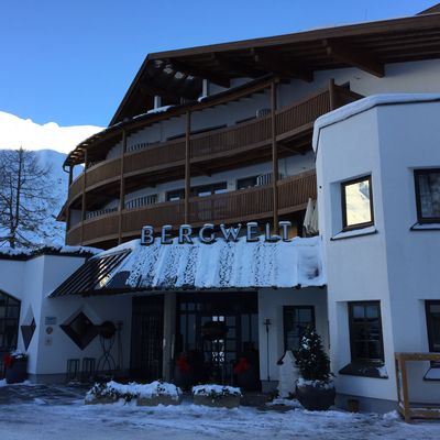 Das Hotel (mit wenig Schnee)