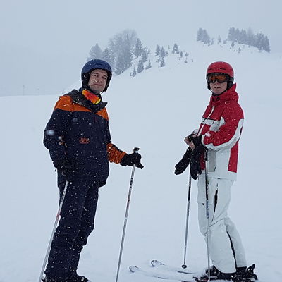 Zwei M&auml;nner im Schnee