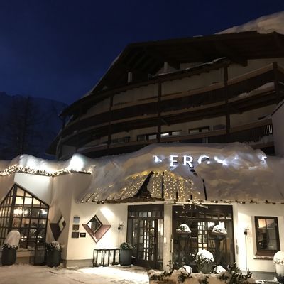 Das Hotel (mit viel Schnee)